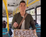VIDEO | La IA llegó demasiado lejos: Cristiano Ronaldo vende alfajores en una micro