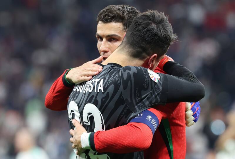 El portugués fue consolado por sus compañeros tras errar el penal ante Eslovenia. EFE.