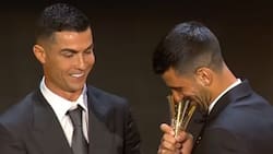VIDEO | Se juntaron dos leyendas: Cristiano Ronaldo le entrega importante premio a Novak Djokovic