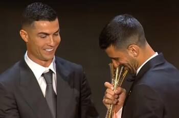 VIDEO | Se juntaron dos leyendas: Cristiano Ronaldo le entrega importante premio a Novak Djokovic