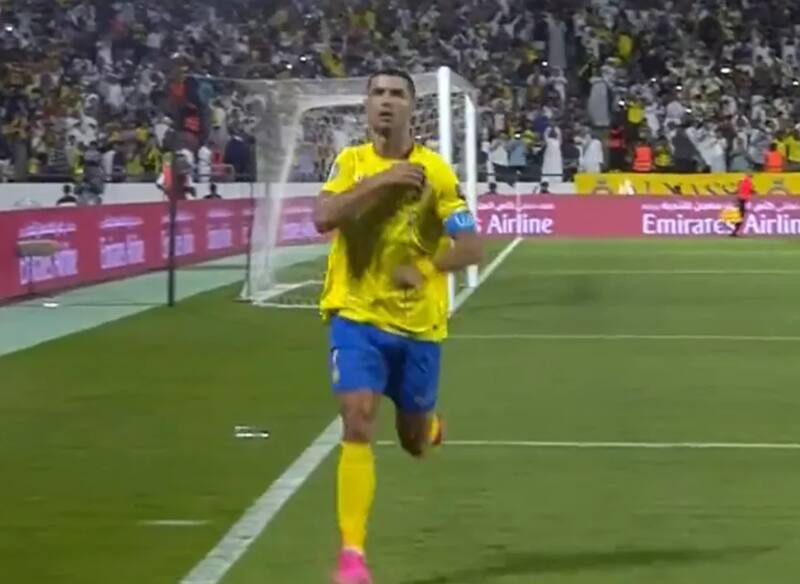 Cristiano Ronaldo realizando la señal de la cruz tras el gol con Al Nassr