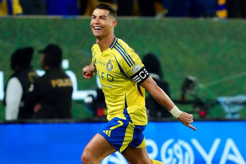 anotó un doblete y suma 923 goles a lo largo de su carrera.