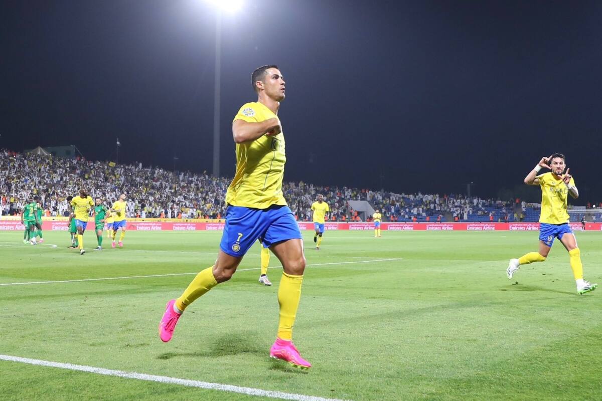 aleccionó a su hijo con tremendo golazo de tiro libre.