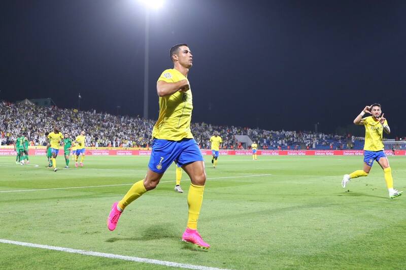 aleccionó a su hijo con tremendo golazo de tiro libre.