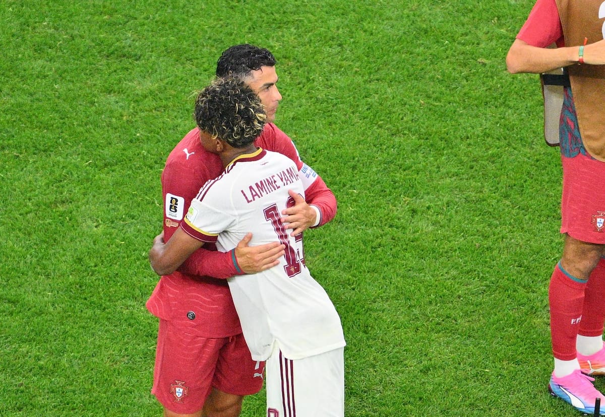 El portugués, abrazado con Lamine Yamal. Foto: EFE.