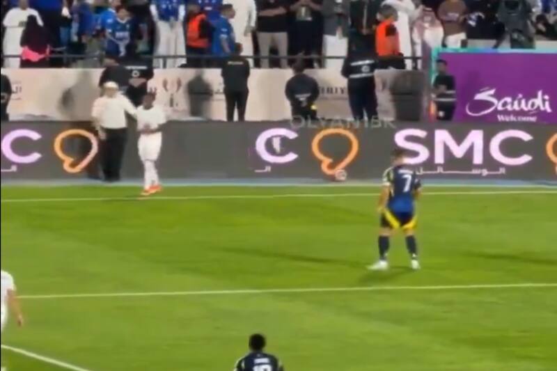 fue molestado por los hinchas del Al-Hilal en la final de la Supercopa Saudí.