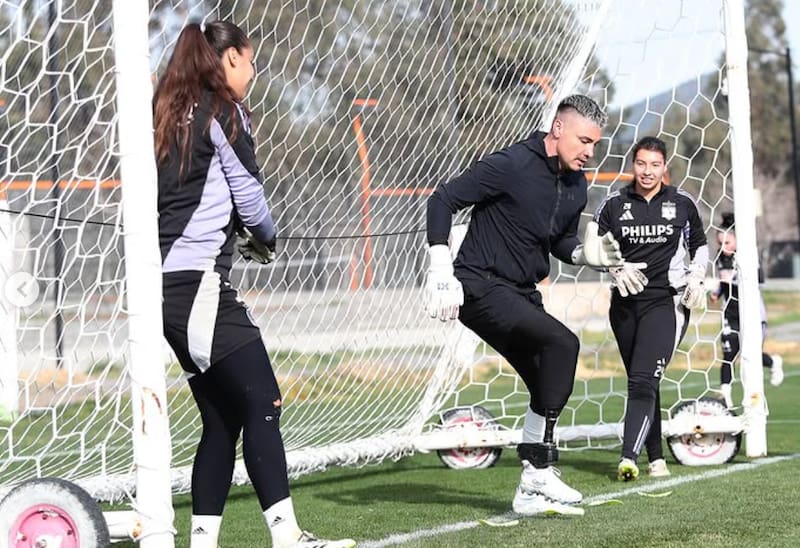 El portero entrenó con el plantel femenino de Colo Colo
