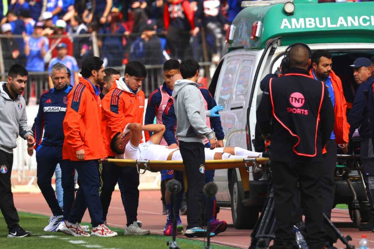 Salió en camilla del Nacional.