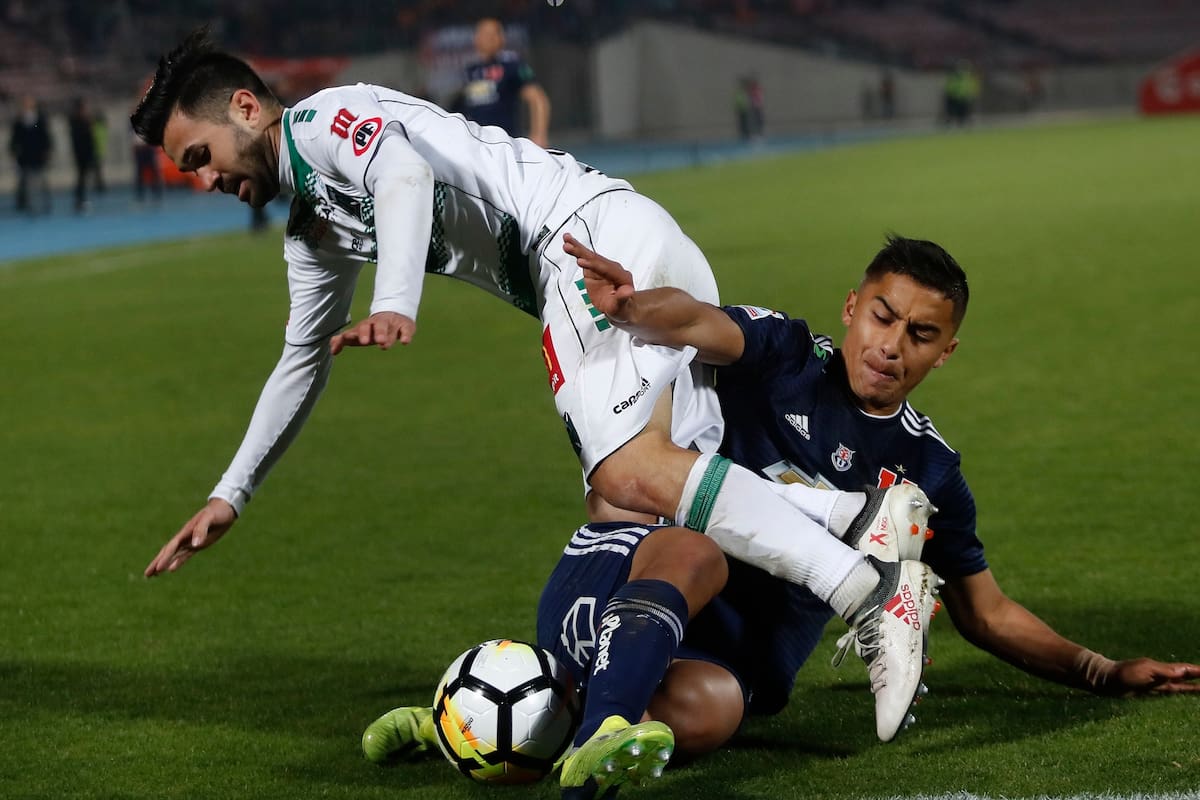 El zaguero formado en el CDA mientras jugaba en Deportes Temuco, disputando un balón con Nicolás Guerra. Foto: Agencia Aton.