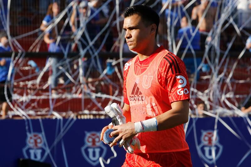 Cristopher Toselli en el partido de la U ante la UC por Copa Chile.
