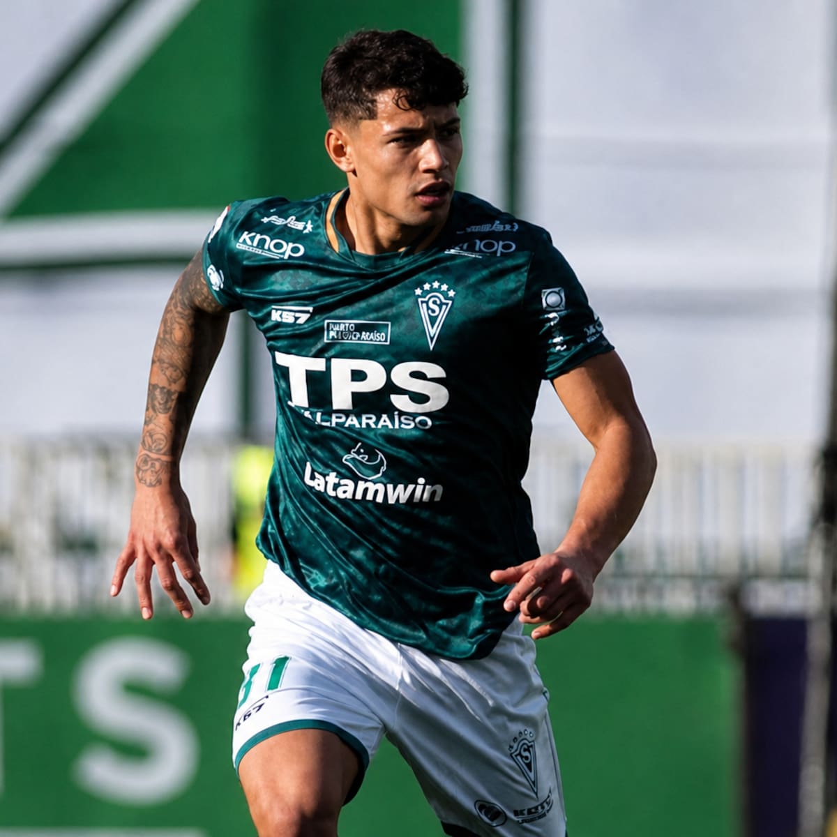 “Que la gente en Wanderers mencione mi nombre junto al de Elías Figueroa es un honor, pero recién estoy empezando”