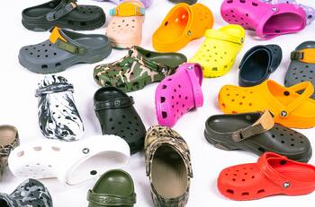 Una de las empresas de calzado más importantes del mundo se ve amenazada por prohibición en escuelas