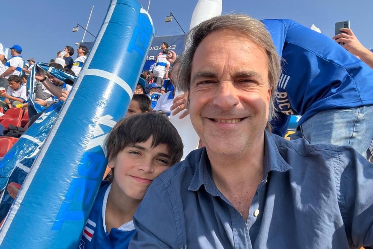 El Senador Cruz-Coke junto a su hijo, en las tribunas apoyando a la UC. Foto: Personal Senador Luciano Cruz-Coke.