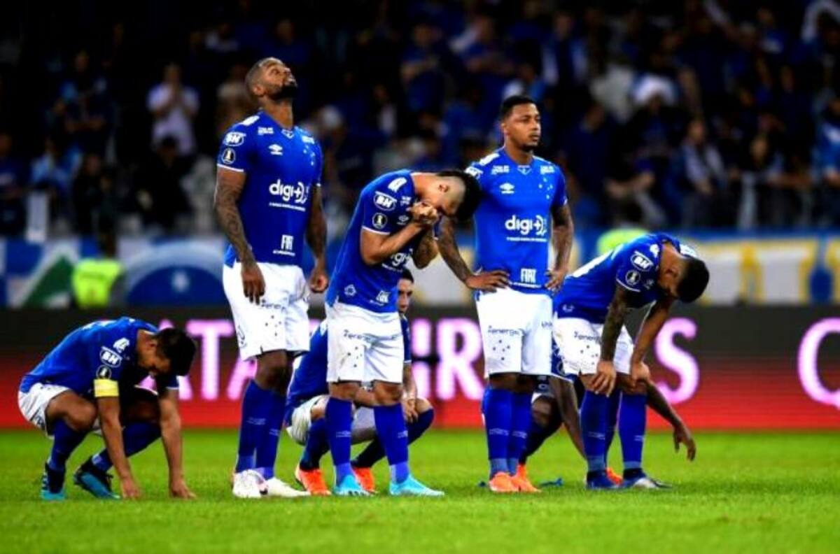 Hincha de Cruzeiro rompió y quemó ropa de su equipo luego que este perdiera la categoría