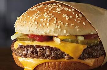 Van más de 100 casos: crece número de intoxicados por comer esta popular hamburguesa de McDonald’s