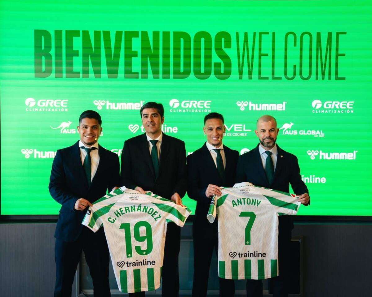 Los nuevos refuerzos del Betis siendo presentados oficialmente.