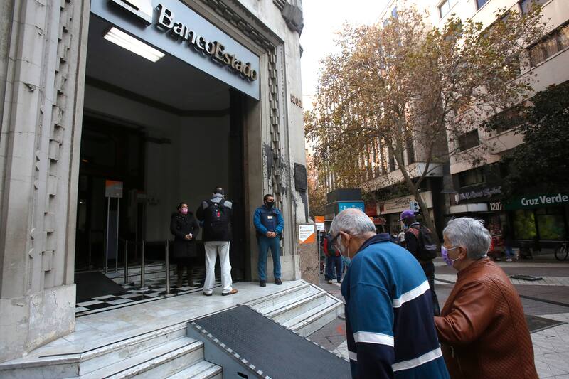 Puedes solicitar tu Cuenta RUT presencialmente y en línea. Créditos: ATON.