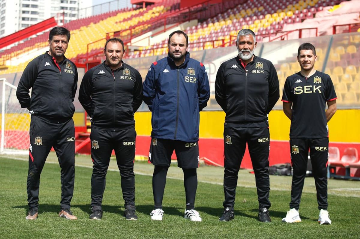 Mauricio González (segundo de izquierda a derecha) presentado en el cuerpo técnico de Unión Española.