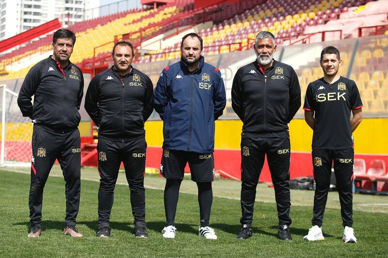 Mauricio González (segundo de izquierda a derecha) presentado en el cuerpo técnico de Unión Española.
