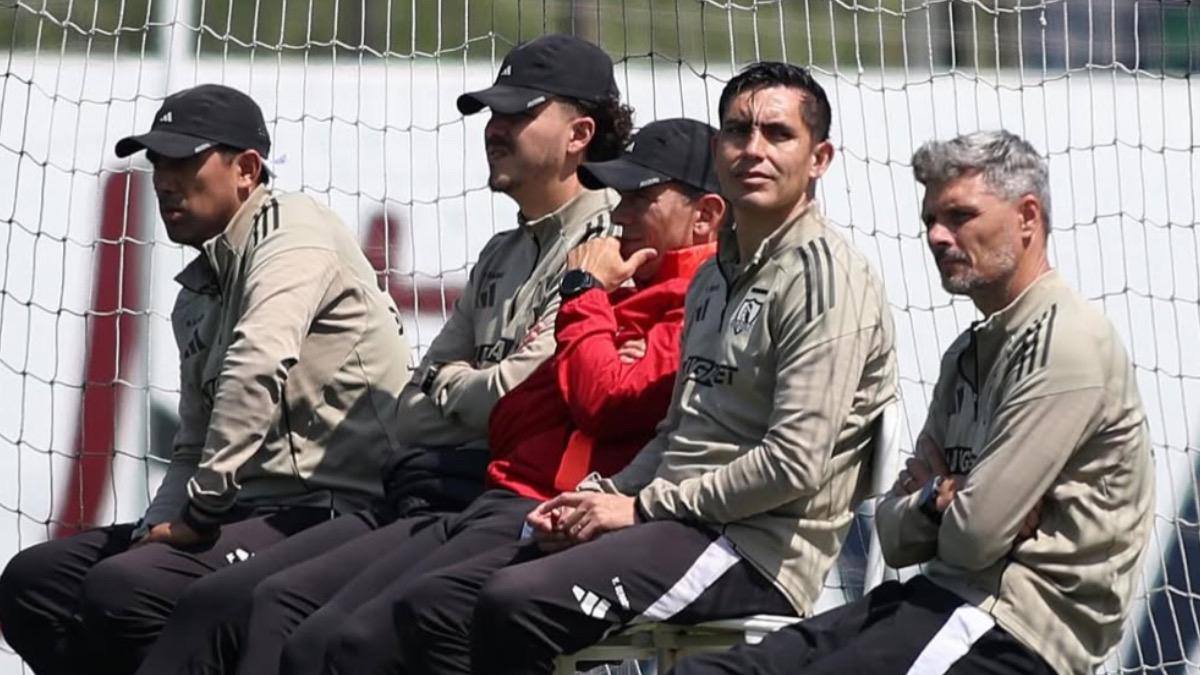 Con nombre y apellido: los 2 futbolistas que son prioridades para Colo Colo como refuerzos para 2026