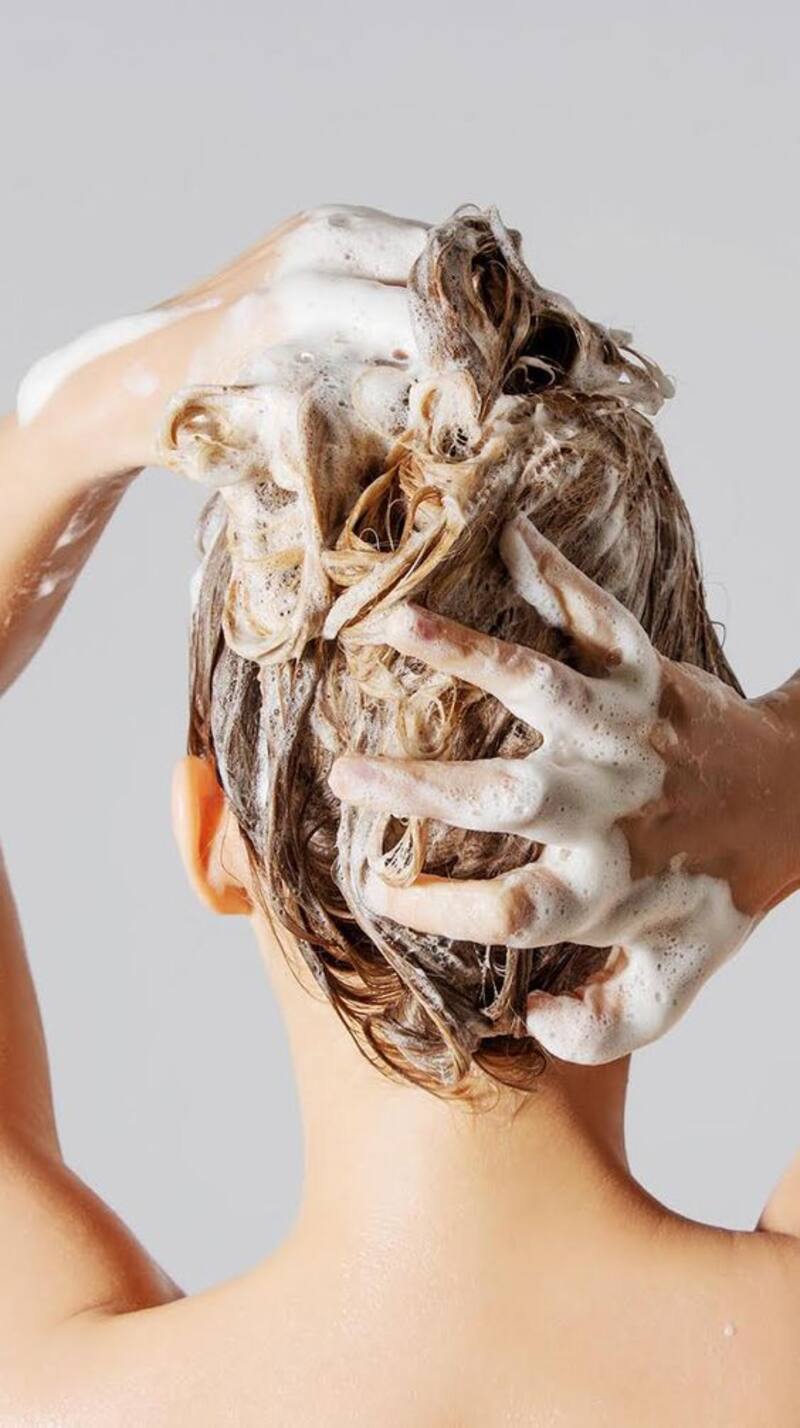 Usar un shampoo especialmente para nadadores ayudará a mantener tu cabello en perfecto estado.