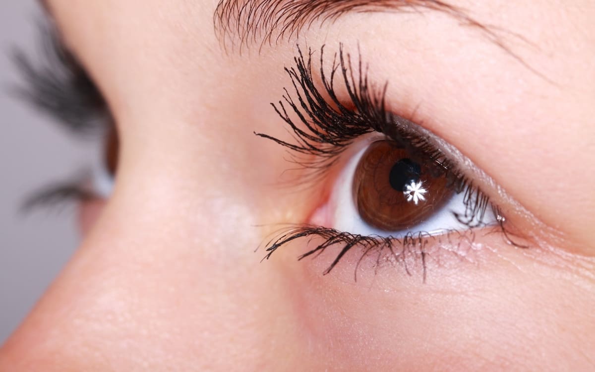 Elimina las molestas bolsas con estos ejercicios de yoga facial.