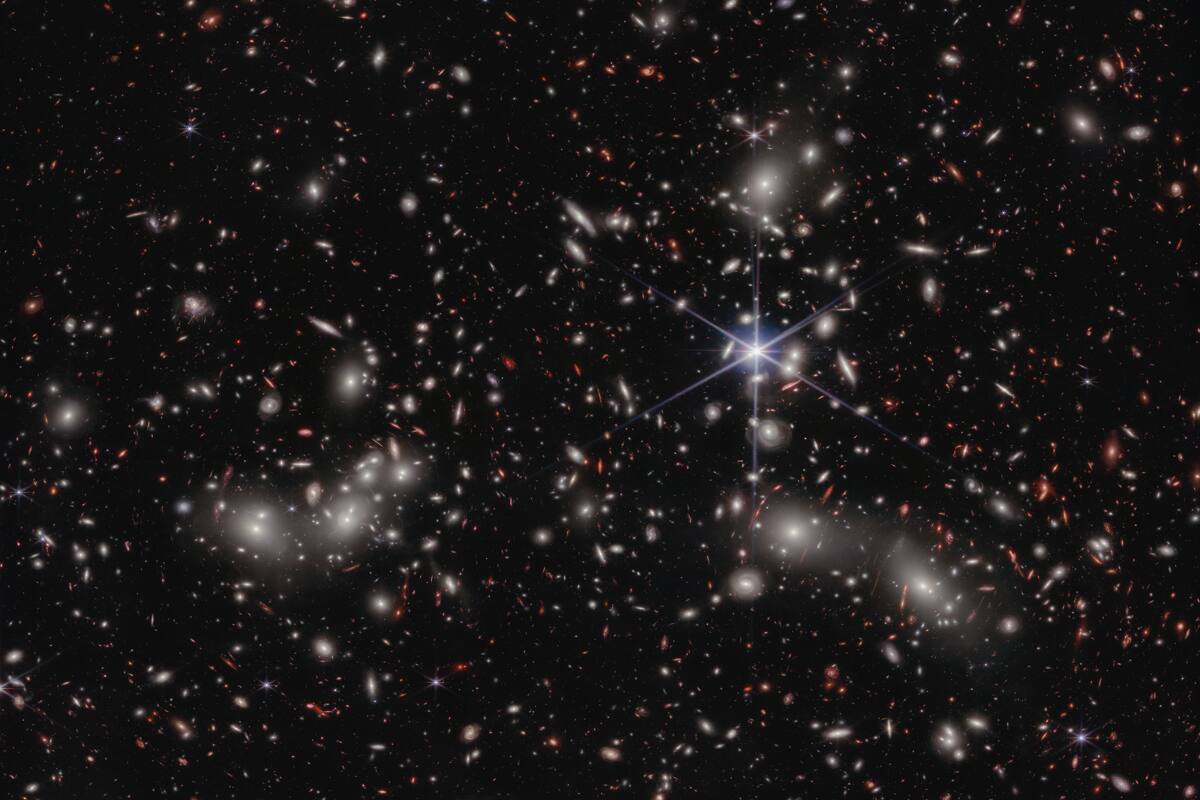 El conjunto de galaxias está compuesto además por varias estrellas errantes.