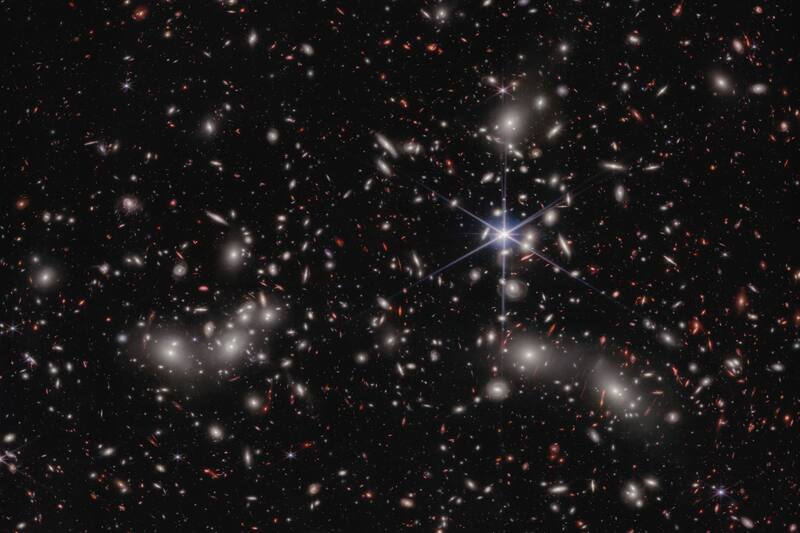 El conjunto de galaxias está compuesto además por varias estrellas errantes.