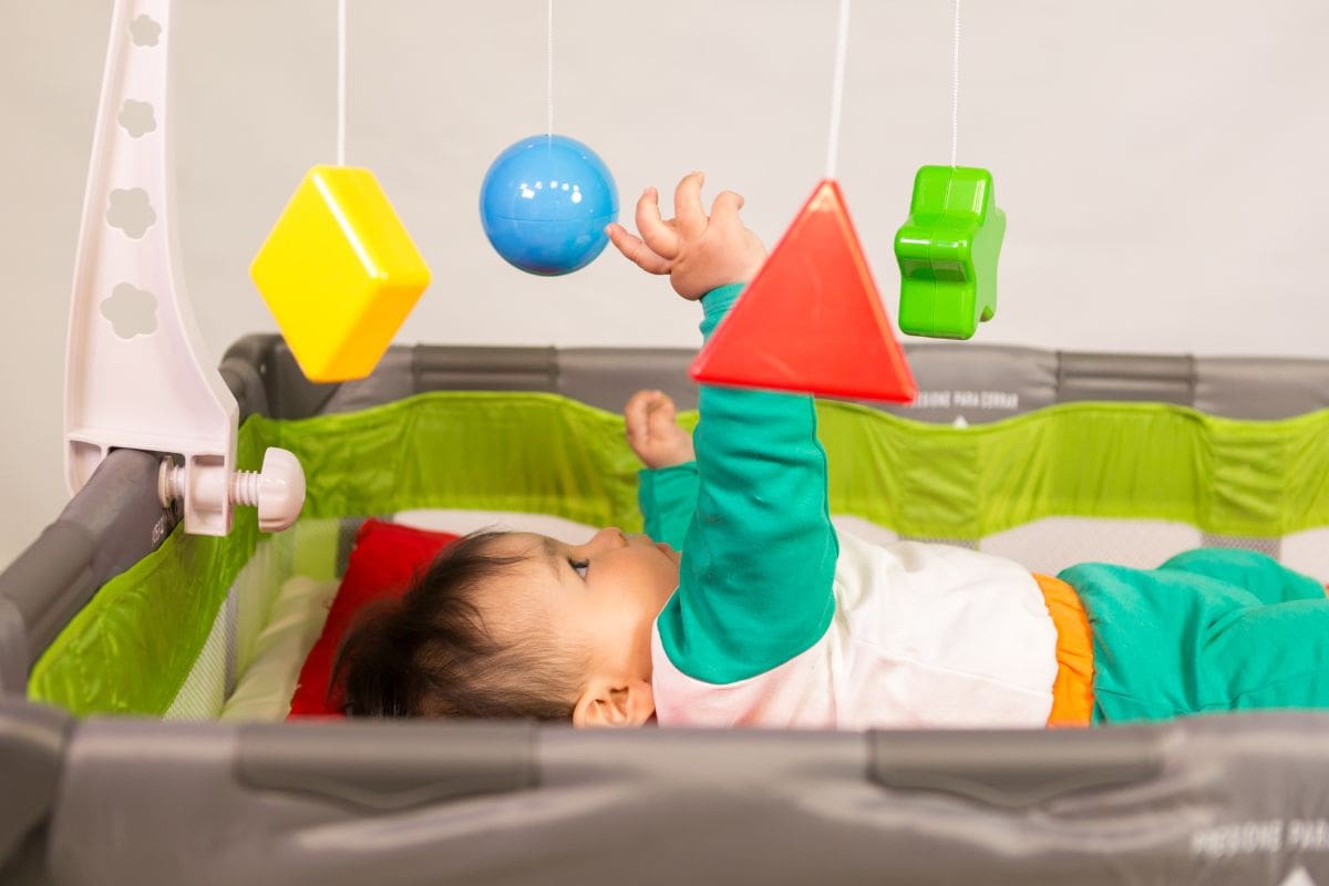 Este paquete incluye también un móvil para que juegue tu bebé.