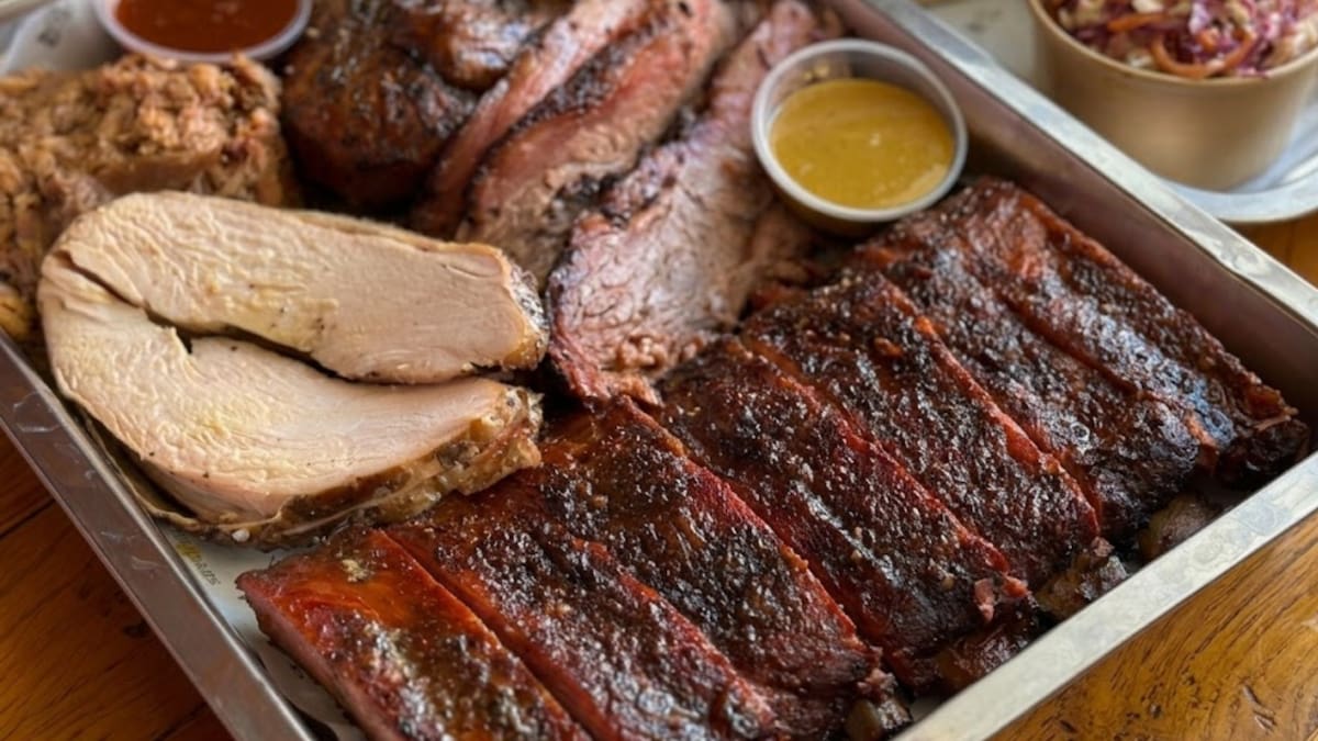 “Vendemos el mejor humo”: El espectacular restaurante de carnes ahumadas al estilo Texas que causa furor a minutos de Santiago