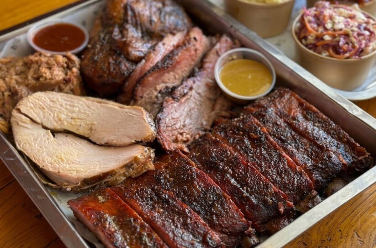 “Vendemos el mejor humo”: El espectacular restaurante de carnes ahumadas al estilo Texas que causa furor a minutos de Santiago