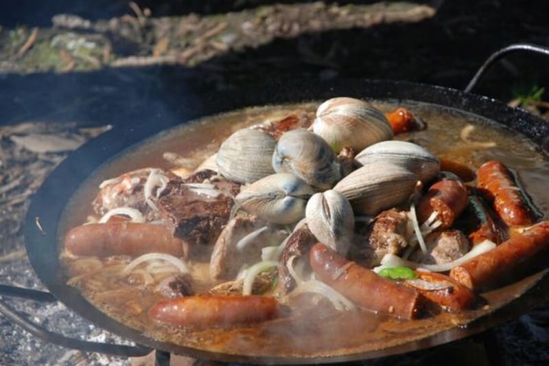 La experiencia gastronómica del curanto le otorga a este plato el quinto mejor lugar de platos chilenos.