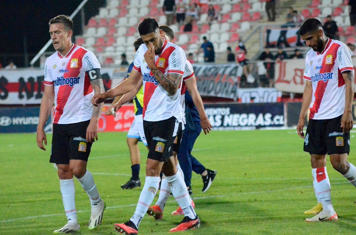 Curico Unido sufre resta de tres puntos en la Primera B. Foto: José Robles/Photosport