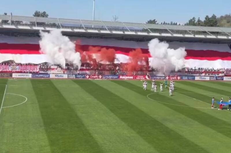 cumplió con el show para la salida a la cancha en el Clásico del Maule.