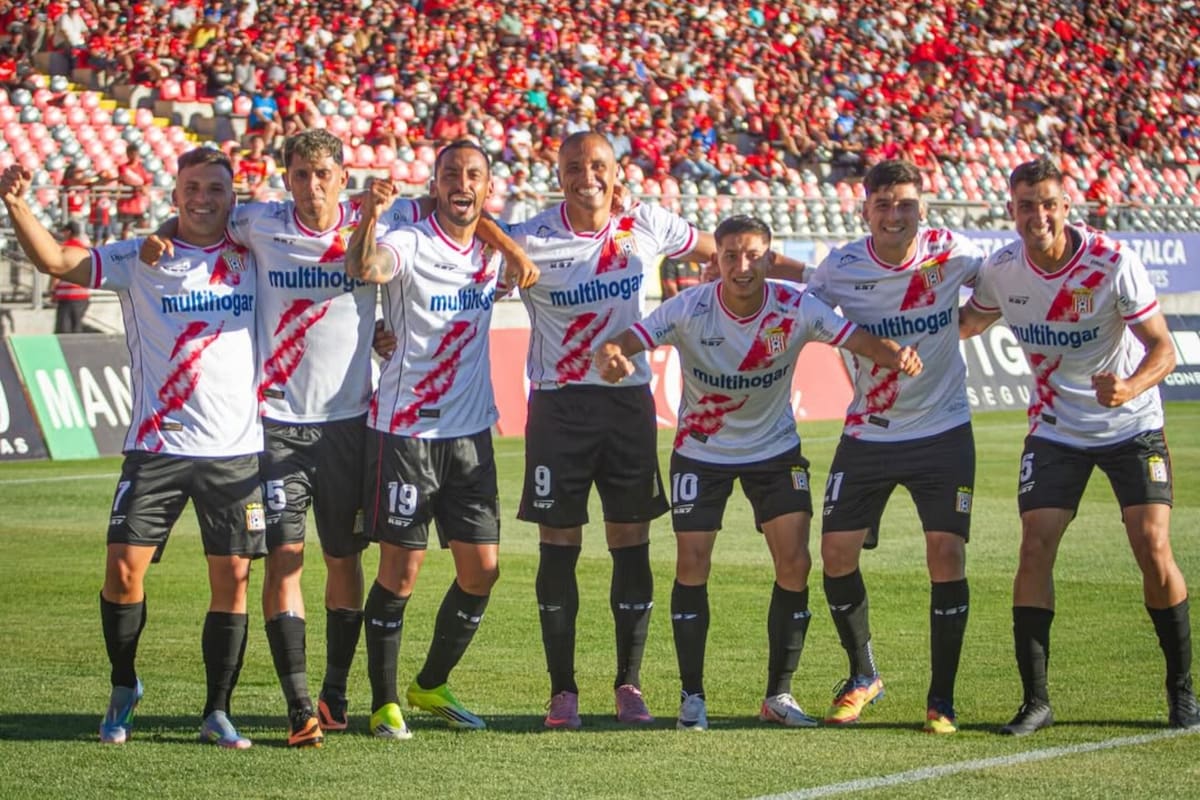 El plantel en Primera B. Foto: @braulioguisolfo