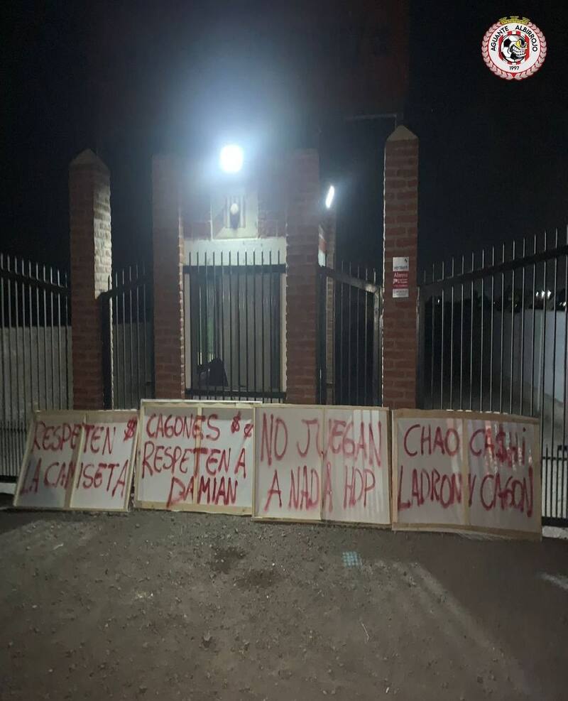 Manifestación de "Los Marginales" para que pueda continuar Damián Muñoz en el club.