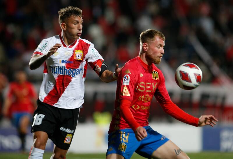 El jugador de Unión Española Thomas Rodríguez disputa el balón contra  Franco Berchtholdt  de Curicó Unido