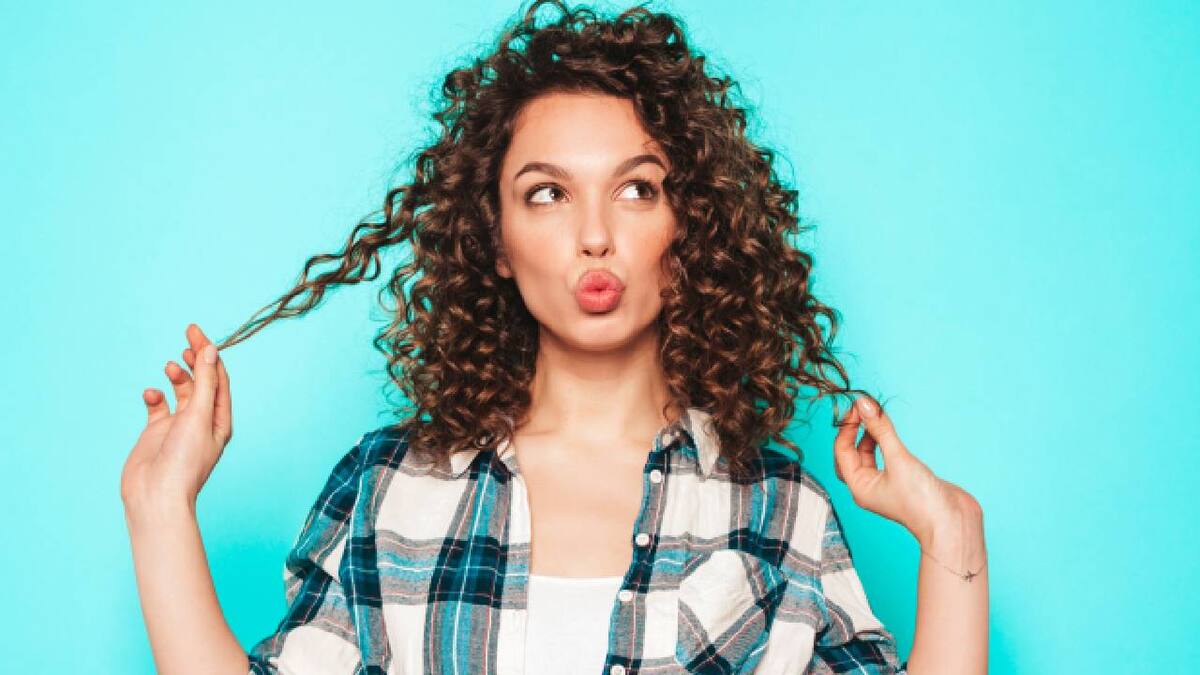 Con este método, podrás abrazar tus rizos naturales y obtener un cabello saludable, definido y lleno de vitalidad.
