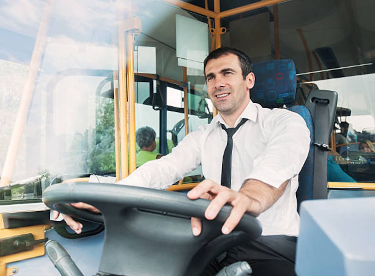 Con este curso podrás manejar vehículos de transporte de carga y pasajeros.