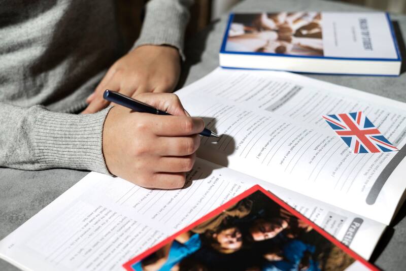 Britis Council ofrece una plataforma de autoestudio en la que se deben pagar solo $6.700 pesos mensuales. (Foto: Freepik)