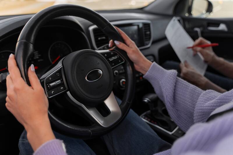 Esto es lo que dice la Ley de Tránsito respecto a la obligatoriedad de aprender en una escuela para conductores.