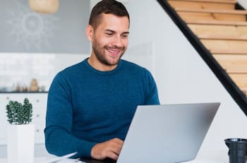 Personas que cumplan TRES requisitos podrán acceder gratis a cursos sobre IA, administración y más