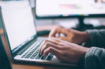 Aprende sobre programación, a diseñar tu CV y mucho más con estos cursos gratis y en línea de Sence
