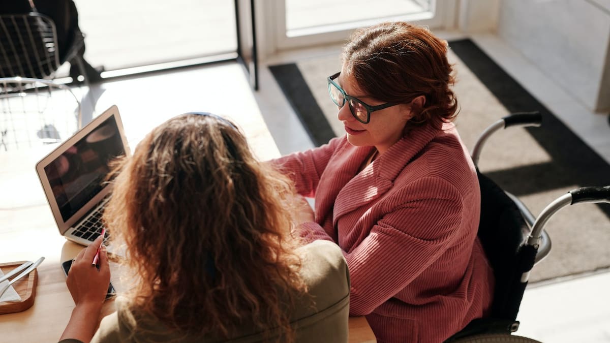 Hay casi 30 cursos GRATIS para personas con discapacidad: Incluyen subsidios de $4.000 por día de clases