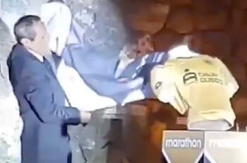 VIDEO | Bochornosa presentación de la camiseta de equipo en Perú donde juega un chileno