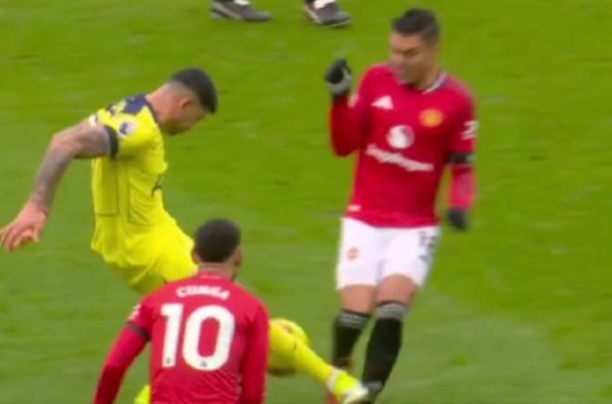 VIDEO | Roja directa: el feroz planchazo de Cuti Romero a Casemiro en la Premier League