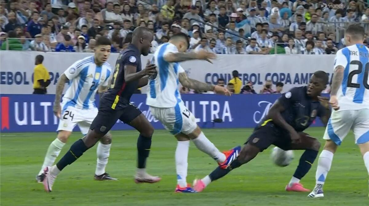 le pegó una patada a Moisés Caicedo.