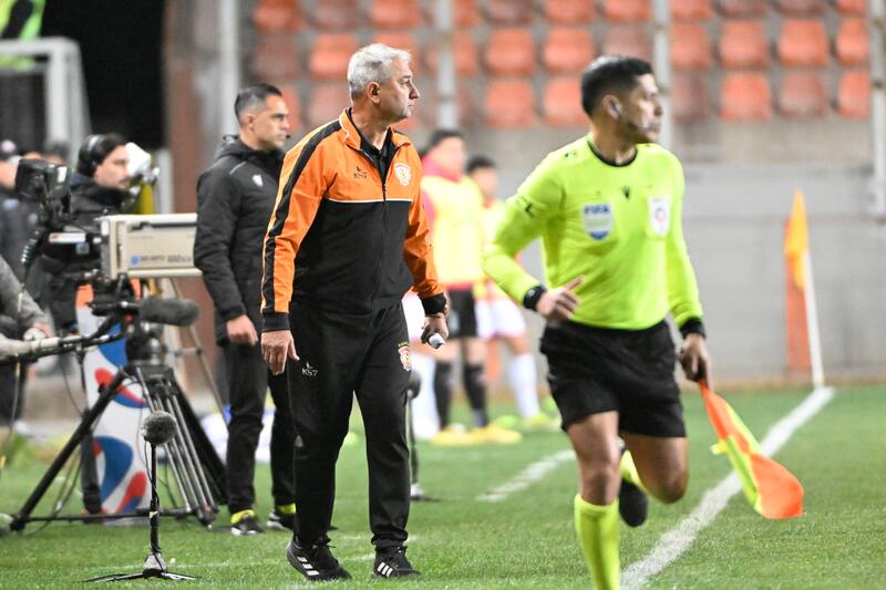 volvió a pegarle al arbitraje del fútbol chileno. Foto: Agencia Aton