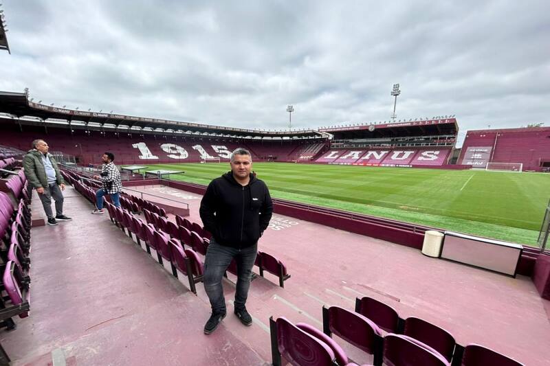 El director técnico chileno, Damián Muñoz, en el estadio de Lanús.