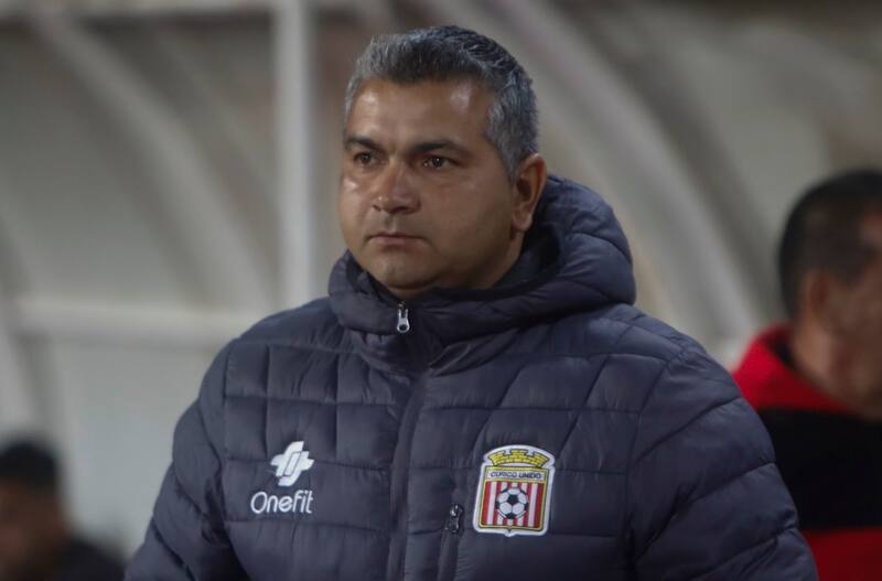 El histórico entrenador de Curicó Unido continuará al mando del equipo luego de no encontrar los mejores resultados en esta temporada.
Jose Robles/Photosport